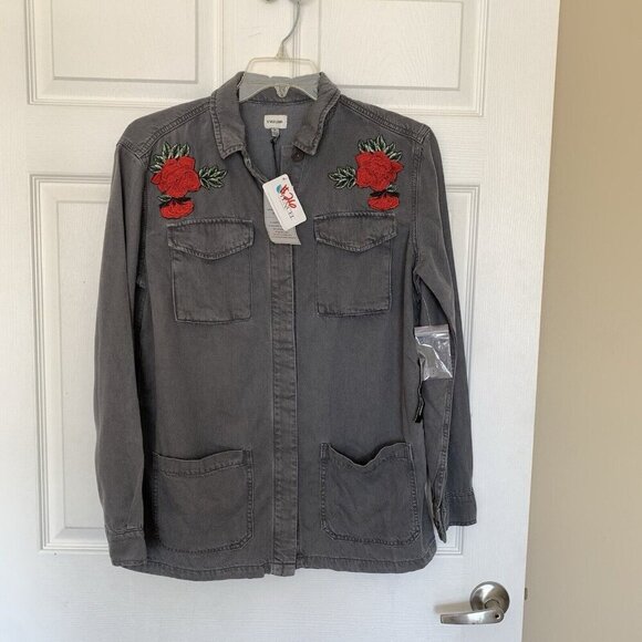 Sneak Peek Medium Gray Cargo Shacket Button Up Top Roses Patches Pockets NWT - Picture 1 of 8